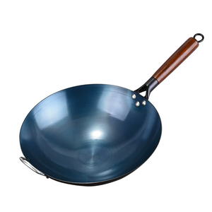 Wok in Ghisa Pretrattata 30-42cm con Manico in Legno Staccabile, Fondo Piatto Rotondo, Compatibile con Fornelli a <span class=keywords><strong>Gas</strong></span> e a Induzione per Casa e Ristorante - Product Image 1
