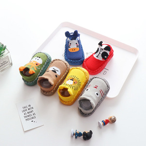 Vente en gros de chaussettes décontractées pour enfants Chaussettes de sol antidérapantes pour garçon avec motif de dessin animé pour la saison d'automne - Product Image 1