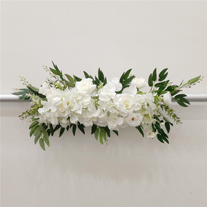 Composition florale de mariage en rangée de roses et d'hortensias en soie blanches, rouges et bleues pour la décoration d'événements et de fêtes - Product Image 3