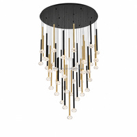 Lustre en verre en cascade avec pendentifs en tubes métalliques fins pour grandes escalinades, salons d'hôtel et halls à double hauteur