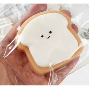 Juguete Antiestrés de Rebanada de Pan con Forma de Expresión, de Rebote Lento y Textura Ultrasuave Tipo Masa, Venta al por Mayor - Product Image 3