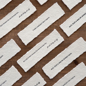 Étiquettes suspendues artisanales recyclées personnalisées à bords bruts avec texture rugueuse pour sacs, chaussures, artisanat, invitations, papier en gros - Product Image 5