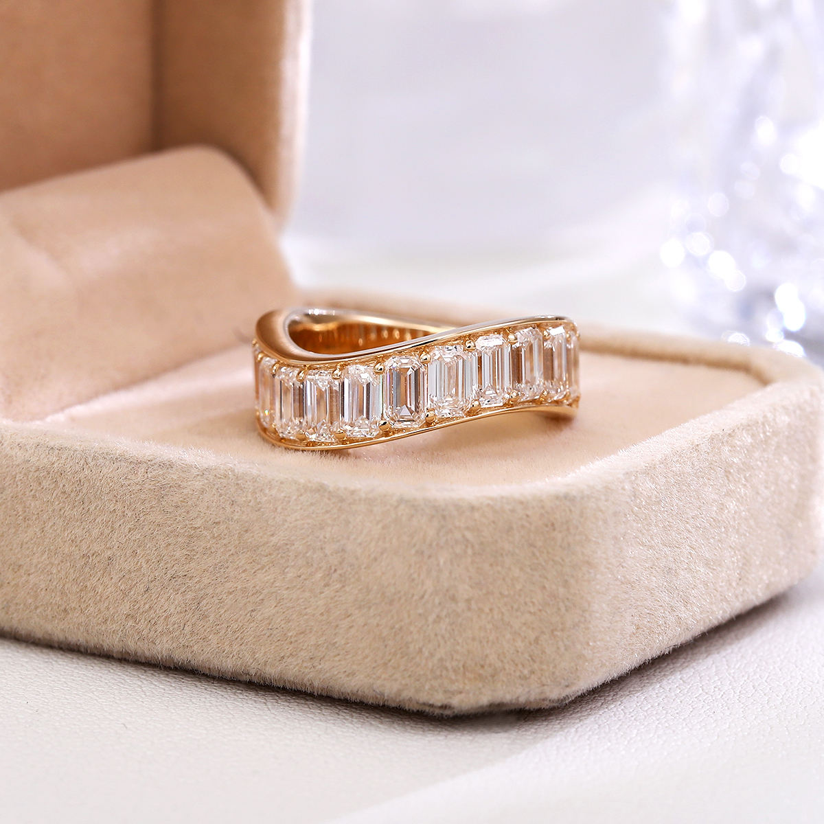 Bague en or massif 14 carats avec diamant de laboratoire.