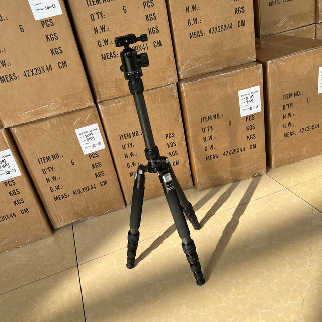 Professional Carbon Fiber Camera Tripod 4-Section Telescopic Legs Portable Anti-Shake Camera Stand for Mirrorless DSLR Camera