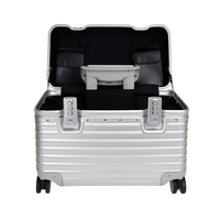 Valise trolley en aluminium rayée argentée avec deux poches en cuir, charnières robustes et roulettes silencieuses à 360° °   Roues