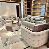 Luxuriöses Modernes Ledersofa Wohnzimmer Hochwertiges Chesterfield-Sofa-Set Möbel mit Goldener Edelstahl-Dekoration