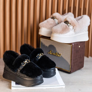 Sabots doublés de fourrure d'hiver pour femmes, pantoufles moelleuses douces et confortables avec plate-forme à talons hauts, logo personnalisable, caractéristiques antidérapantes - Product Image 4