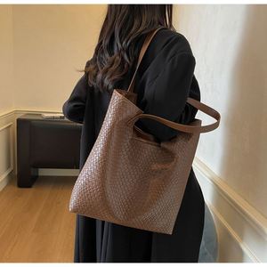 กระเป๋าถือสีดำเรียบง่าย กระเป๋าโท้ทหนัง PU สำหรับผู้หญิง กันน้ำ - Product Image 5