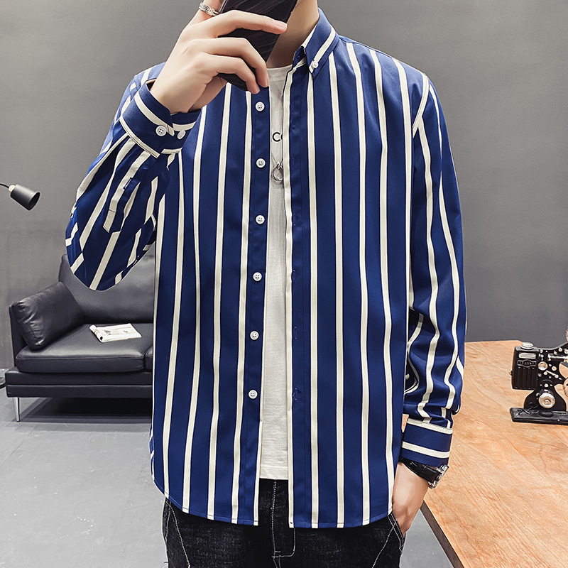 Strisce blu scuro e bianche