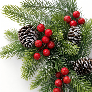 Guirlande de Noël rustique en PVC avec feuillage et fruits rouges, personnalisable avec logo, pour décoration intérieure et extérieure, idéale pour les fêtes de Noël. - Product Image 4