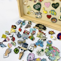 Vente en gros de pins de revers en métal personnalisés, plaqués argent, émail dur et souple, à thème anime mignon, pour chapeaux et vêtements