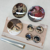 Autocollants personnalisés en film PET avec logo, badges à bouton, présentoirs en acrylique, figurines d'anime en PVC, vinyle auto-adhésif résistant à l'eau et aux UV