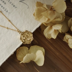 Collar con colgante con incrustaciones de flores talladas, joyería chapada en oro de 18K y titanio, para el día de la madre - Product Image 4