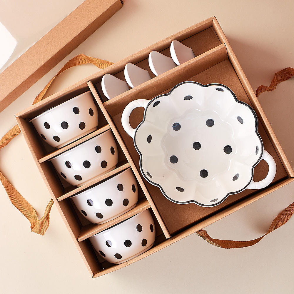 4 bowls, 1 soup bowl and 4 spoon