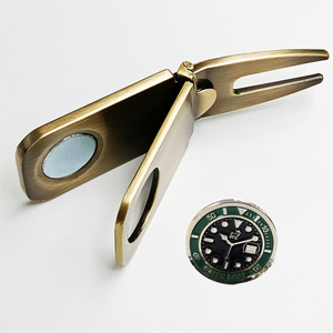 Outil de réparation de divots de golf personnalisé avec porte-cigare et marqueur de balle - Product Image 1