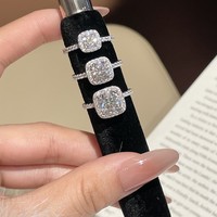 Grosir Pabrik Perhiasan Pernikahan Pertunangan Perak 925 Berlapis Rhodium Berkilau Potongan Bulat 2CT VVS1 GRA Cincin Moissanite untuk Wanita