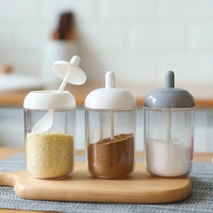 Prix de gros Conteneur d'assaisonnement rond en plastique Pot à condiments avec couvercle et cuillère pour comptoir de cuisine - Product Image 1