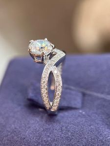 Bague en platine avec diamant VVS 1 carat |   Bague de fiançailles et de mariage en diamant de laboratoire, design couronne à vagues croisées - Product Image 3
