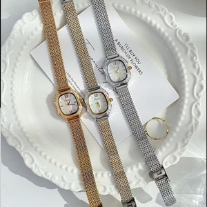 <span class=keywords><strong>Montre</strong></span> élégante de <span class=keywords><strong>luxe</strong></span> pour femmes, cadran carré en alliage et verre, bracelet en maille tissée <span class=keywords><strong>bicolore</strong></span> or et argent, mouvement à quartz. - Product Image 2