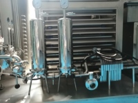 Machine de fabrication de parfums pour cosmétiques intégrée à la filtration, au traitement des huiles essentielles, au mélange et au congélation