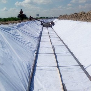 Géotextile à fibres longues, bonne perméabilité à l'eau, construction facile, longue durée <span class=keywords><strong>de</strong></span> <span class=keywords><strong>vie</strong></span>, anti-infiltration, renforcement routier <span class=keywords><strong>auxiliaire</strong></span> - Product Image 3
