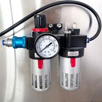 Chaîne de production automatique de remplissage, bouchage et étiquetage de liquides avec alimentateur de couvercles pour jus, gel douche, parfum, eau et huiles essentielles