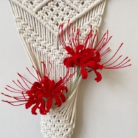Bouquet artisanal de lys araignées rouges au crochet - Ornement décoratif fini pour la maison et les cadeaux
