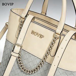 T-23 クリームとグレーの織り込みトートバッグ、ゴールドチェーンアクセント付きマルチウェイハンドバッグ、取り外し可能なクロスボディストラップで普段使いに最適 - Product Image 3