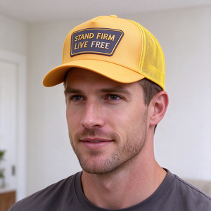 หมวกแก๊ปสีเหลืองพร้อมแผ่นยางปักลาย 'Stand Firm Live Free' ด้านหลังเป็นตาข่ายแบบ Snapback สำหรับทุกเพศ เหมาะสำหรับกิจกรรมกลางแจ้ง ลำลอง ฤดูร้อน และชายหาด - Product Image 1