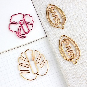 Pinces créatives en or et rouge avec motifs Monstera et Shamrocks, formes et couleurs personnalisables - Product Image 2
