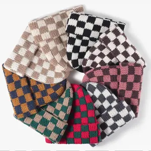 도매 재고 인기있는 핫 세일 아크릴 남여 다채로운 따뜻한 체크 무늬 니트 겨울 모자 사용자 정의 자카드 격자 무늬 비니 모자