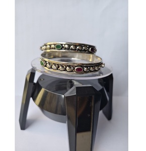 Pulsera de Plata con Dijes Atemporales para Mujer, Diseño Moderno, Estilo Femenino Atractivo, Expresión del Hindúismo, Regalo de la India - Product Image 1
