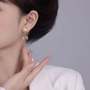 ต่างหูแฟชั่นใหม่สำหรับผู้หญิง ดีไซน์เฉพาะตัว ประดับเพชรซิรคอน รูปหางปลา หรูหราเบาๆ และใช้งานได้หลากหลาย เพื่อสไตล์ที่เป็นเอกลักษณ์ - Product Image 5