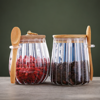 Kaleng dapur dengan tutup bambu kedap udara pegangan logam bergaris kaca biji kopi kendi penyimpanan kacang dengan sendok