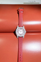 Montre à quartz ronde pour femme avec boîtier en strass, bracelet en cuir rouge, cadran analogique, chiffres romains, élégante et tendance, 30 mm
