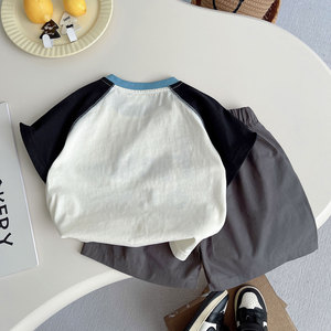 Completo Estivo 2026 per <span class=keywords><strong>Bambino</strong></span>: Camicia con Stampa Hello e Scritta + Pantaloncini Grigi, Set 2 Pezzi - Product Image 3