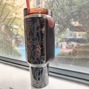 Thiết kế cổ điển bán buôn tùy chỉnh Laser khắc 40oz giáng sinh Tumbler chân không Flask phim hoạt hình thermosed cup Mug với xử lý - Product Image 2