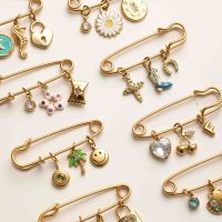 Broche tendance DIY avec breloque, épingle de sûreté dorée, pendentif cœur en cristal, bijou lettre, broche interchangeable pour femme
