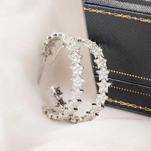 Boucles d'oreilles Star Huggie en or blanc, argent 925, cristal, strass, micro-incrustation, tendance, pour femmes, à porter tous les jours - Product Image 4