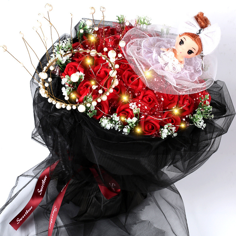33 fleurs à main en mousseline rouge + couronne + petite princesse