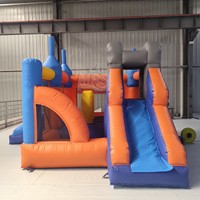 Château gonflable coloré combiné avec toboggan, structure gonflable commerciale en PVC, installation facile pour les fêtes d'anniversaire des enfants