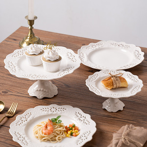 Platos de Cerámica Blancos Puros con Patrón Grabado Vintage Personalizados para Bodas y Fiestas, con Soporte, para Filetes y Postres - Product Image 4