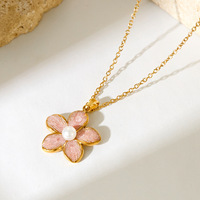 Collier pendentif en acier inoxydable pour femmes élégantes. Bijoux tendance et polyvalents en or 18 carats. Vente en gros disponible.