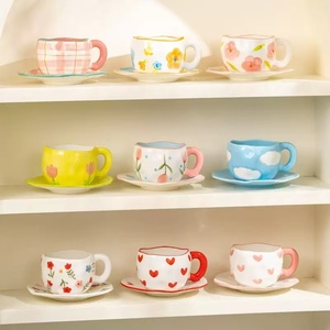 <span class=keywords><strong>Tasse</strong></span> à thé et soucoupe en céramique <span class=keywords><strong>rose</strong></span> fleur rétro classique Ins ensemble de bol à dessert asymétrique pétri à la main pour café et thé - Product Image 1