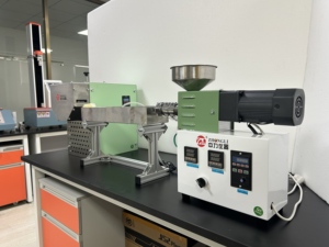 Extrudeuse de laboratoire de bureau mini en plastique à vis unique - Product Image 3