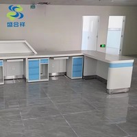 Comptoir d'accueil vert en métal personnalisé, style contemporain, durable, pour hôtels, centres commerciaux et assistance aux patients