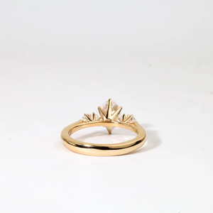 Anillo de compromiso de lujo con tres diamantes en forma de lágrima, en oro macizo, diseño Art Deco, para promesa o boda. - Product Image 4