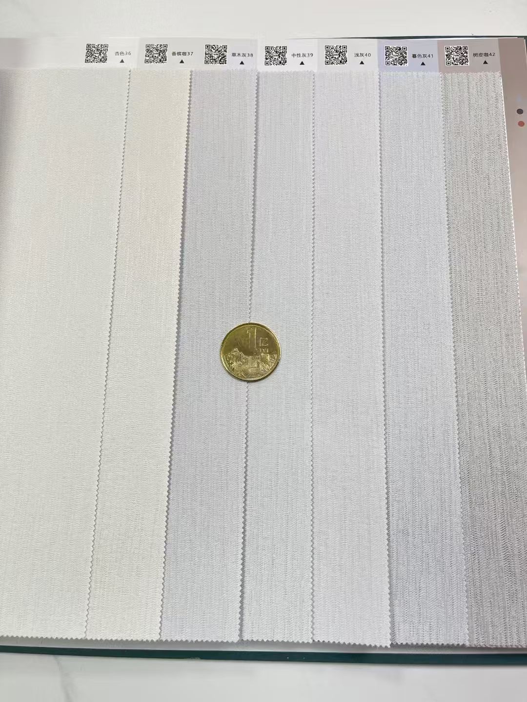 Dôme d'empreintes digitales 01 gris-couvrant le tissu de fond gris