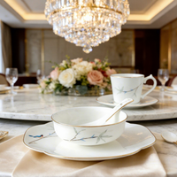 Nouvel ensemble de vaisselle élégant en porcelaine fine chinoise, finition lisse et brillante, avec bordure dorée et motifs imprimés, pour la table domestique