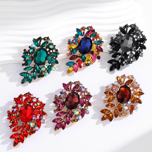 Broche en alliage écologique, style royal, exquise, en filigrane, avec émeraudes, rubis, strass et cristaux multicolores - Product Image 6